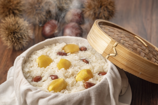 Steaming Japanese chestnut okowa, a traditional autumn dish, served in a bamboo steamer