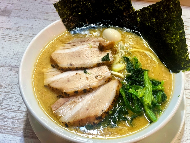 Iekei ramen is its tonkotsu soy sauce-based broth, topped with chicken oil (chiyu) for a rich and aromatic finish. The toppings typically include chashu pork, green onions, spinach, and seaweed